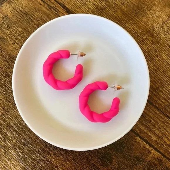 ❤️ NEW 2/$20 or 3/$25 Statement Matte Hot Pink Twist Acrylic Cuff Earrings - Picture 1 of 4